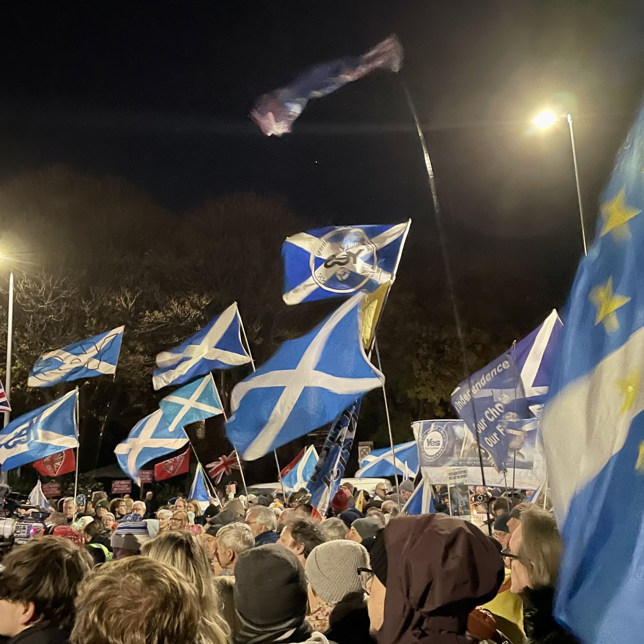 Milers d'escocesos prenen els carrers a favor del referèndum: "Depèn de nosaltres decidir!"