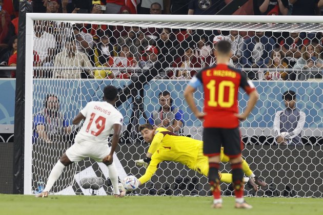 Alphonso Davies penal Thibaut Courtois Bèlgica Canadà Mundial Qatar / Foto: EFE