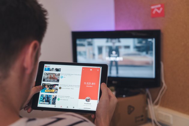 Un joven cmira youtube / Unsplash Un joven cmira youtube / Unsplash