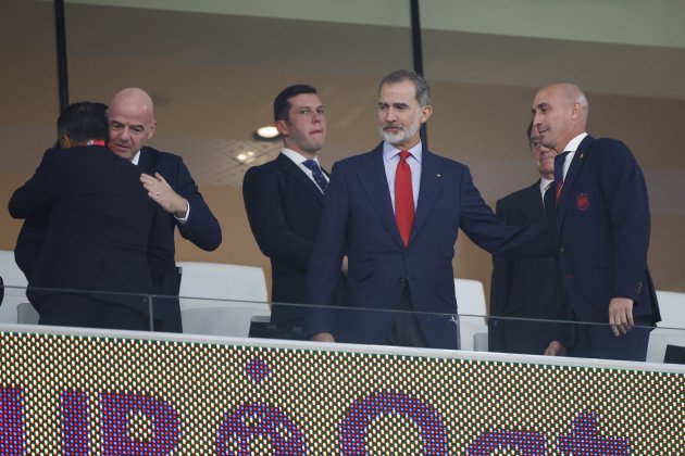 Felipe VI saluda palco Catar EFE Felipe VI saluda palco Catar EFE