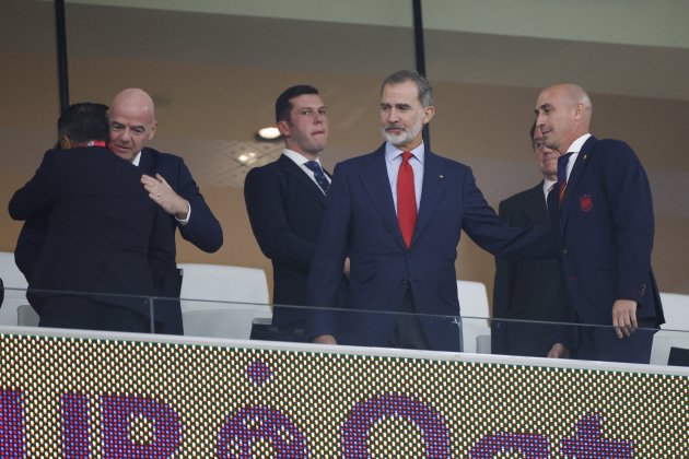 Felipe VI saluda palco Catar EFE