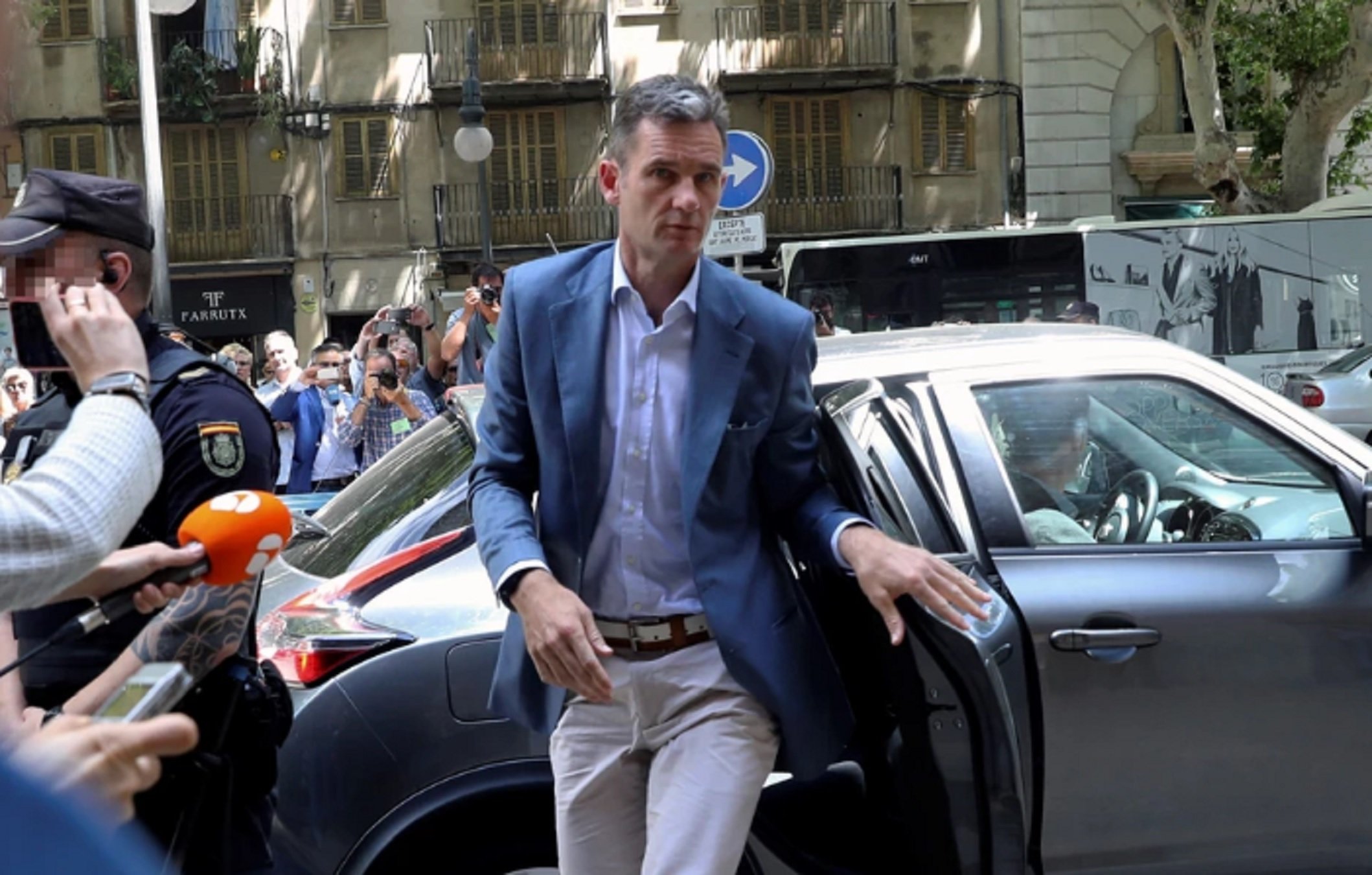 Iñaki Urdangarin saliendo de un coche   EFE