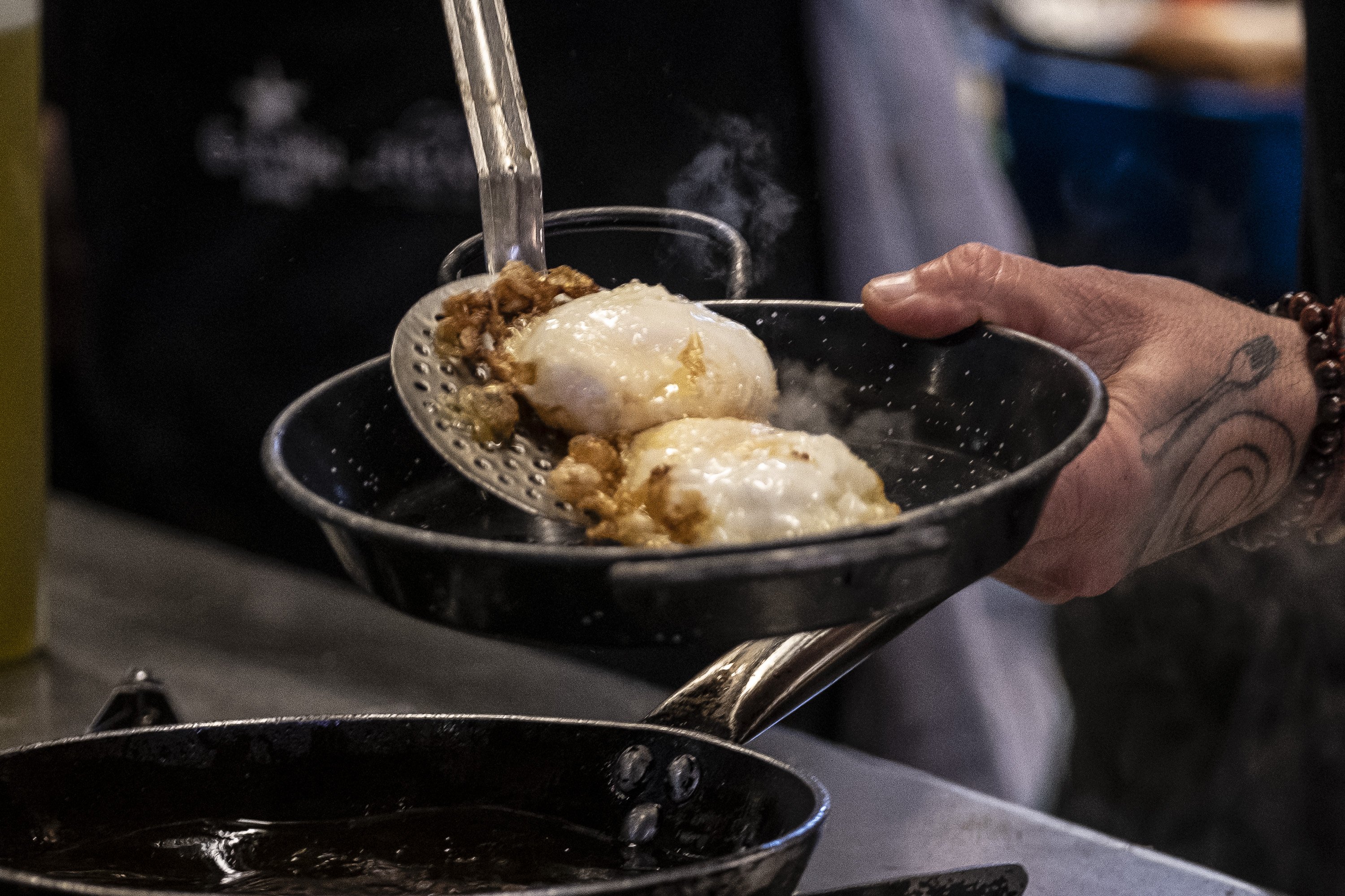 Los huevos fritos que desayuna Ferran Adrià en La Boqueria: la receta y sus trucos