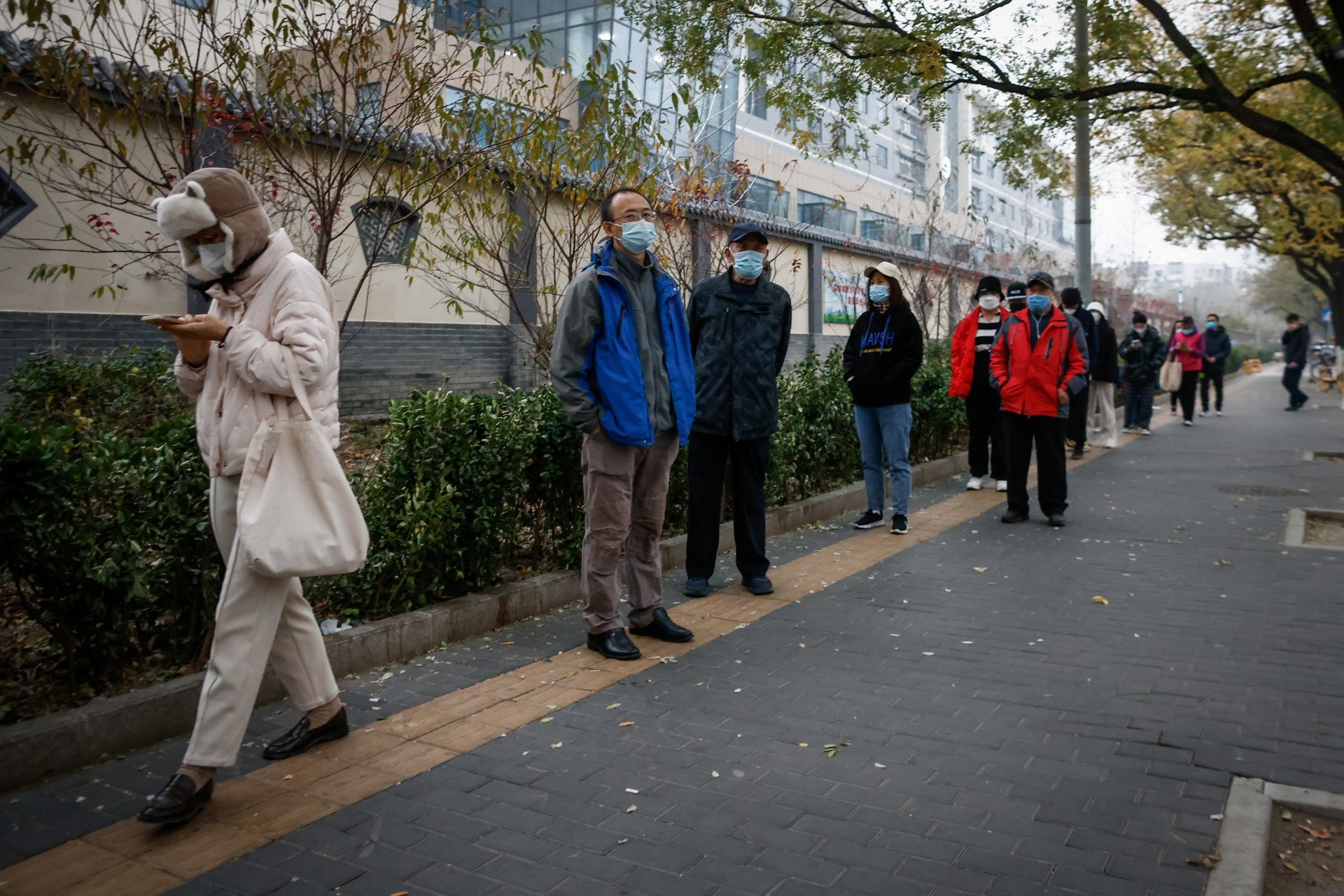 Se disparan los contagios de coronavirus en China: confinan Pekín
