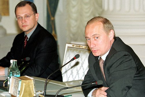 Vladimir Putin i Sergei Kiriyenko en una reunión el año 2000