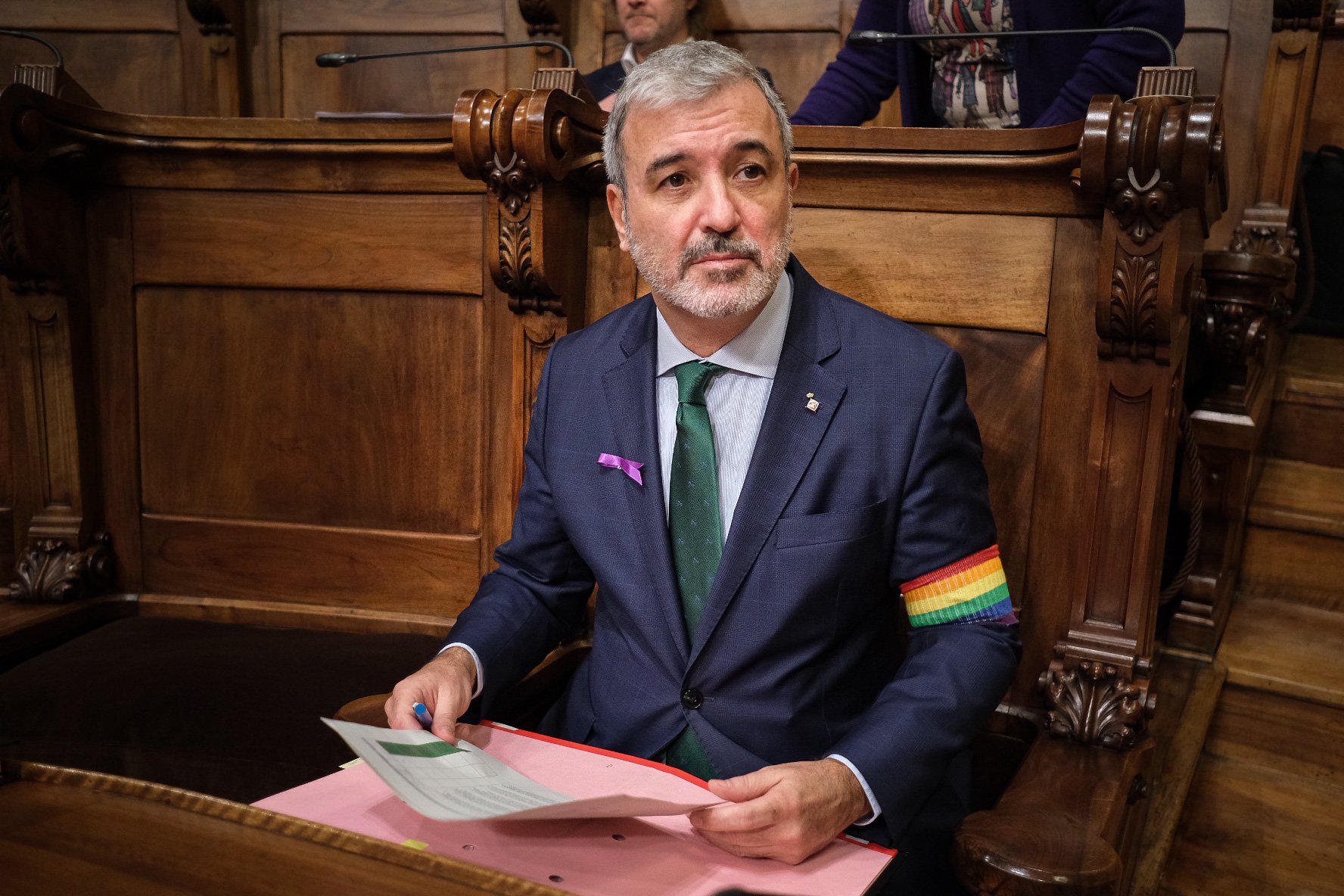 Jaume Collboni llueix un braçalet amb la bandera de l’Arc de Sant Martí al ple municipal