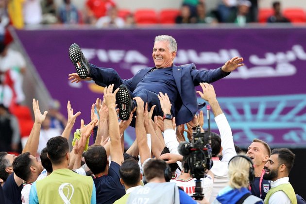 Carlos Queiroz manteado jugadoras Irán victoria Galas Mundial Qatar / Foto: EFE Carlos Queiroz manteado jugadoras Irán victoria Galas Mundial Qatar / Foto: EFE