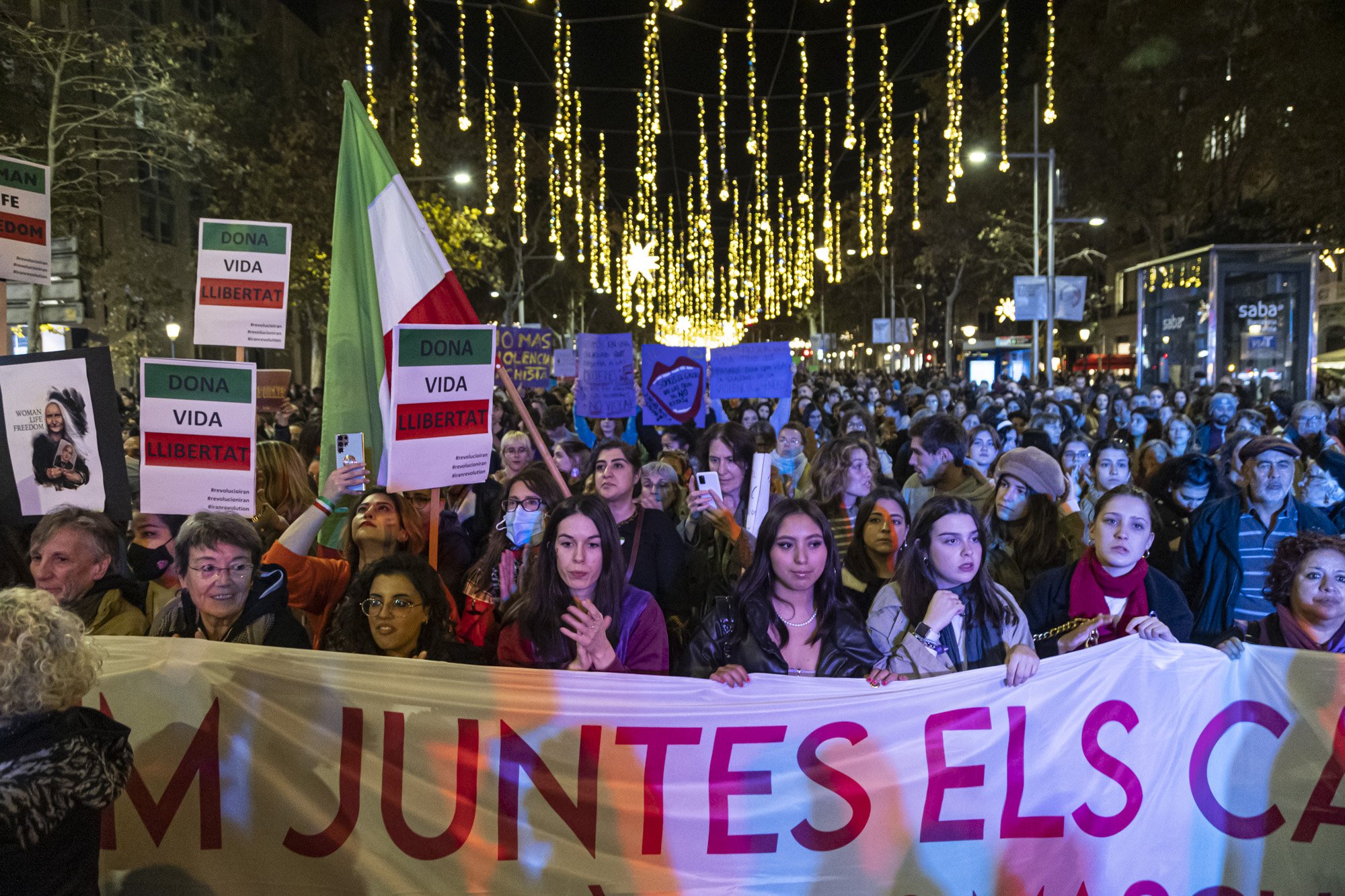 Les feministes tornen als carrers de Barcelona pel 25-N: "Que la justícia no dubti de les dones"