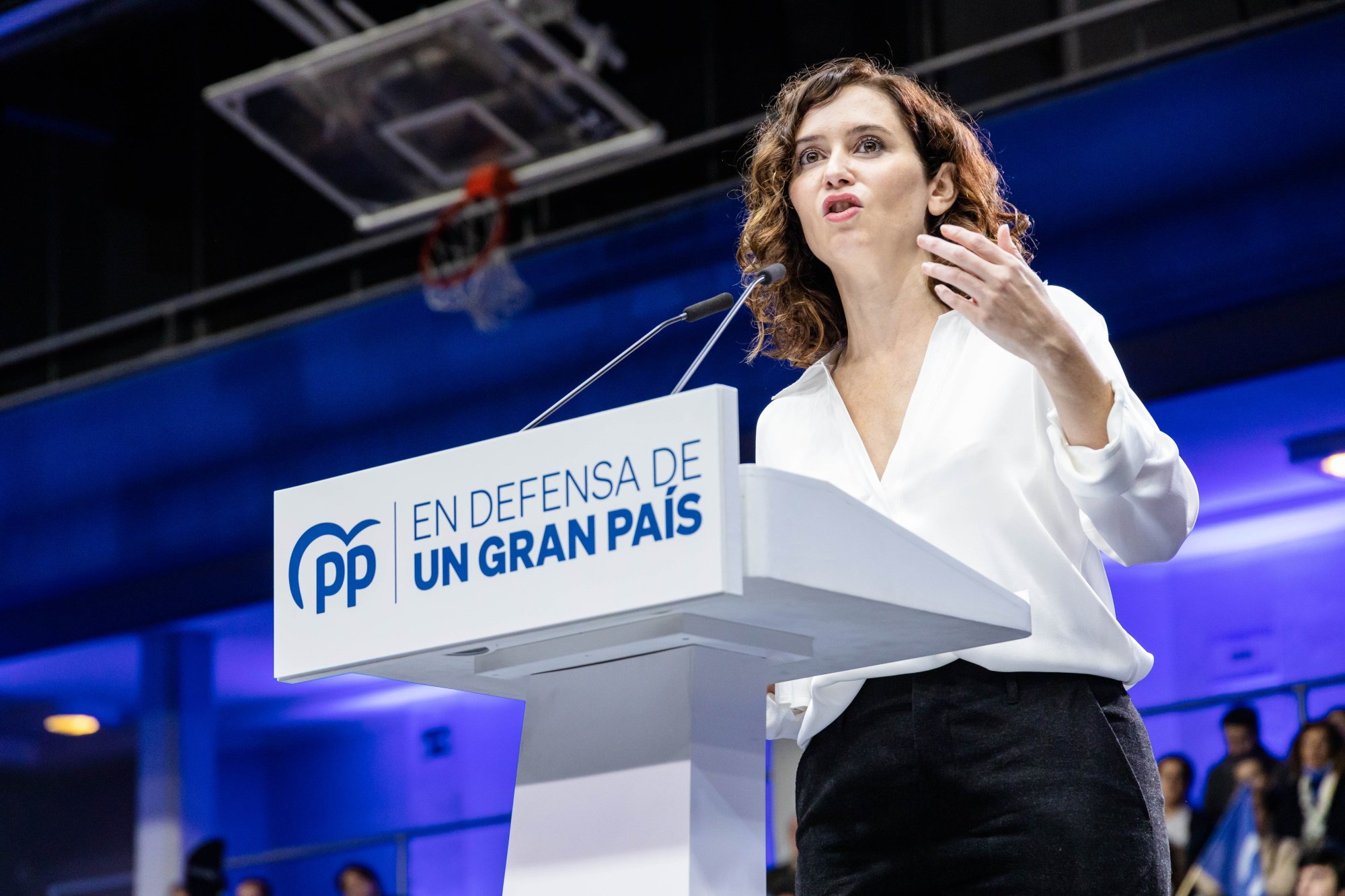 Ayuso se ríe de las ministras: "Se manifiestan unas contra las otras"