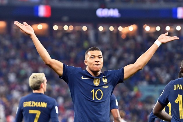 Griezmann Mbappe y Upamecano en la celebración del primer gol de Francia vs Dinamarca / Foto: EFE