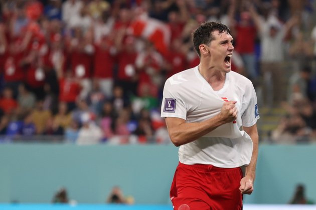 Andreas Christensen celebrando el gol del empate de Dinamarca vs Francia / Foto: EFE