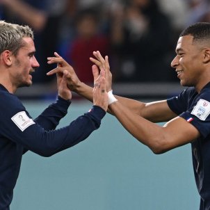 Griezmann y Mbappe celebrando el segundo gol de Francia contra Dinamarca / Foto: EFE