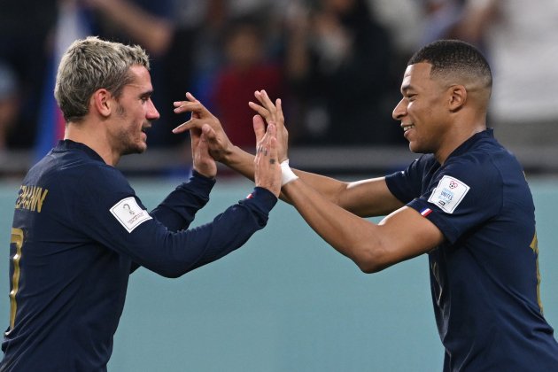 Griezmann i Mbappe celebrant el segon gol de França contra Dinamarca / Foto: EFE