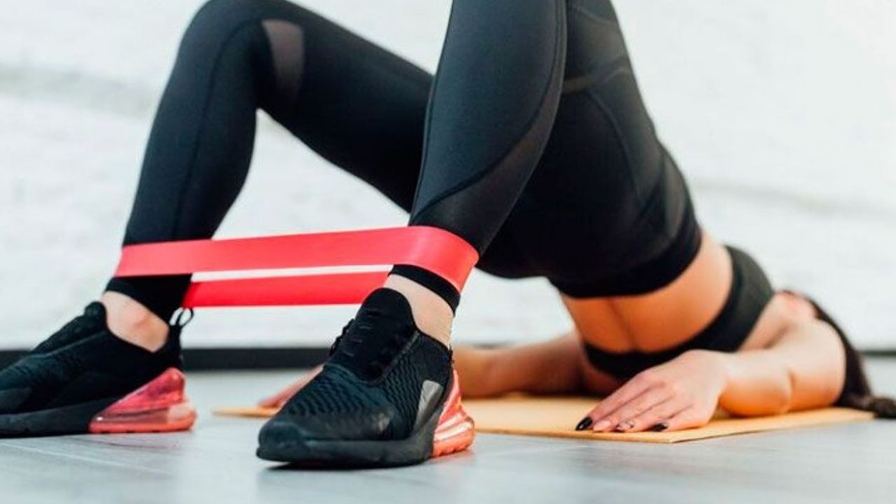 Ejercicios con bandas elásticas para fortalecer piernas