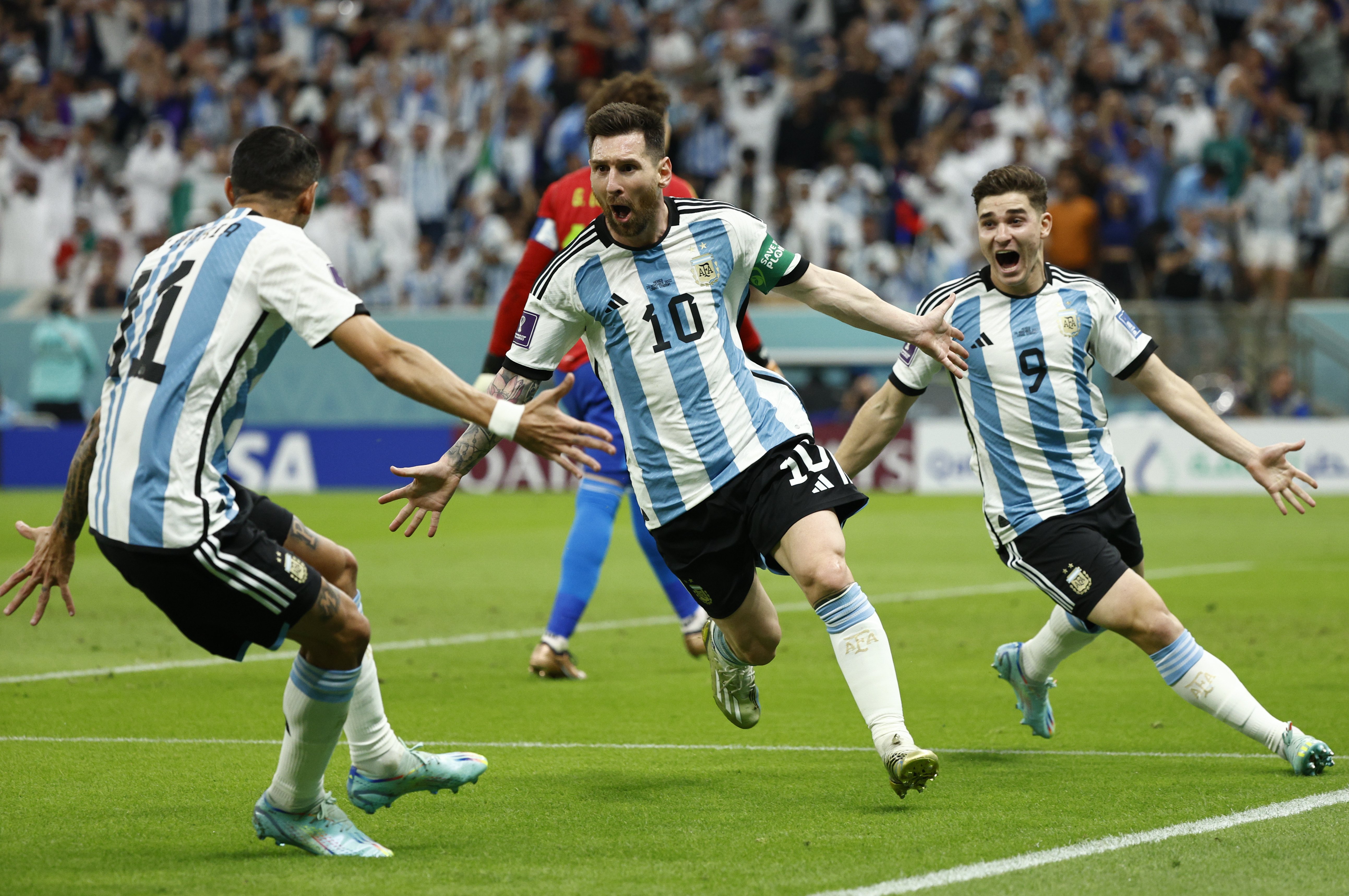 Leo Messi rescata a Argentina contra México (2-0) en un partido marcado por la tensión