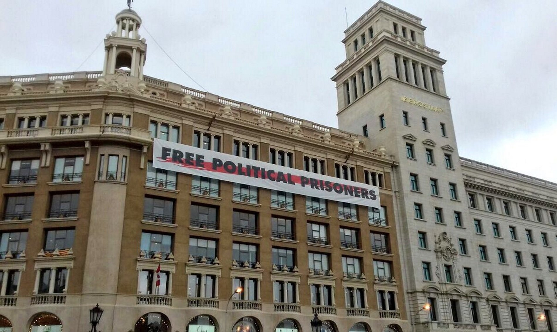 Obligan a retirar la pancarta por los presos de plaza Catalunya