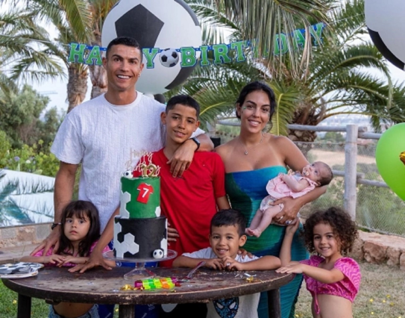 Cristiano, Geogina y sus hijos en la casa de Manchester   Instagram
