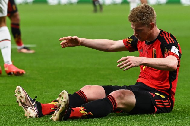 Kevin de Bruyne sentado césped Bélgica Marruecos / Foto: EFE