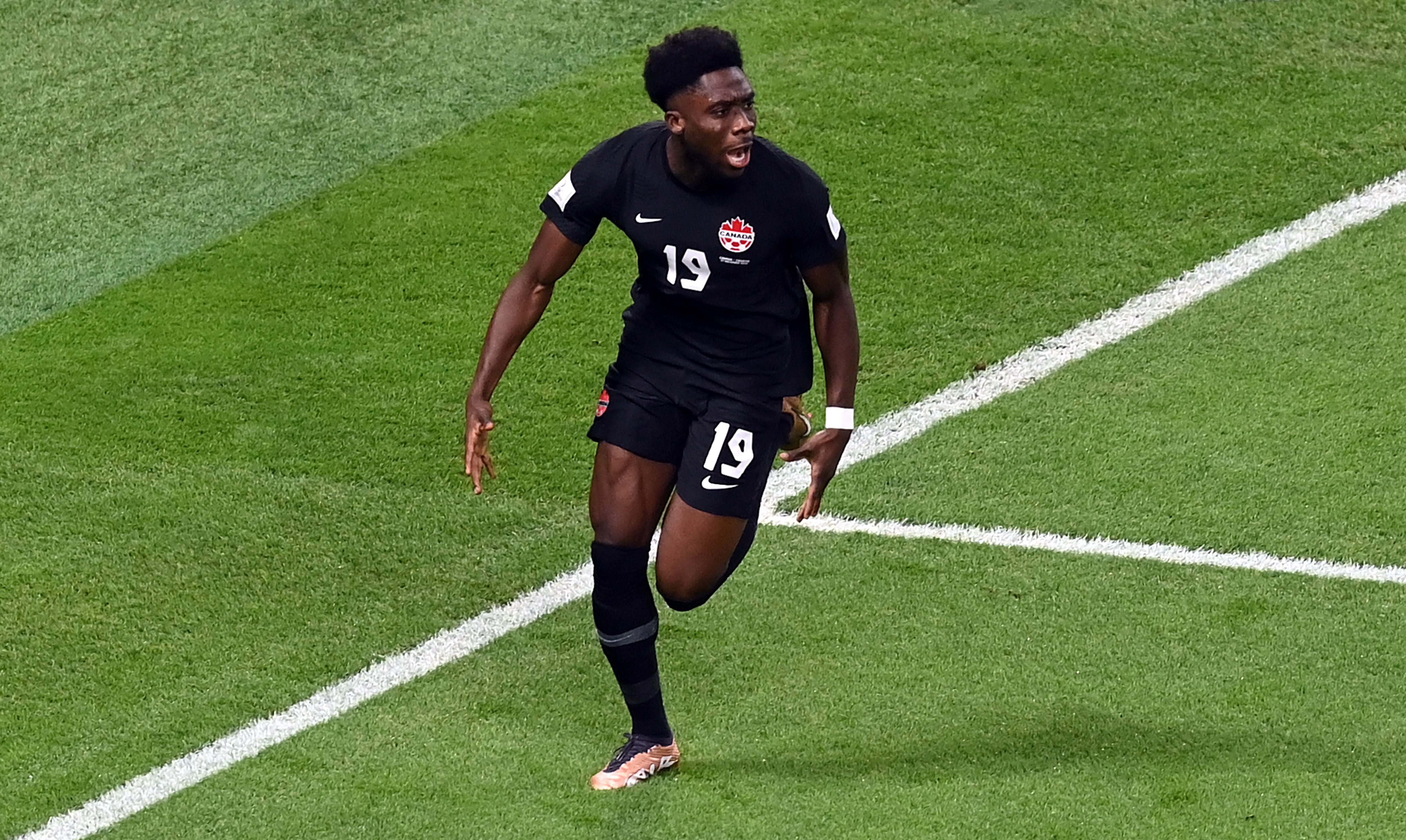 Alphonso Davies está utilizando al Real Madrid y a Ancelotti