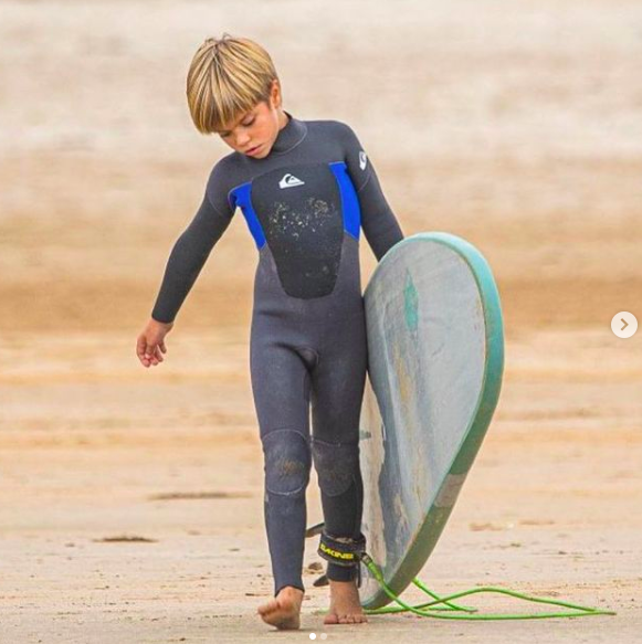 Sasha practicando surf