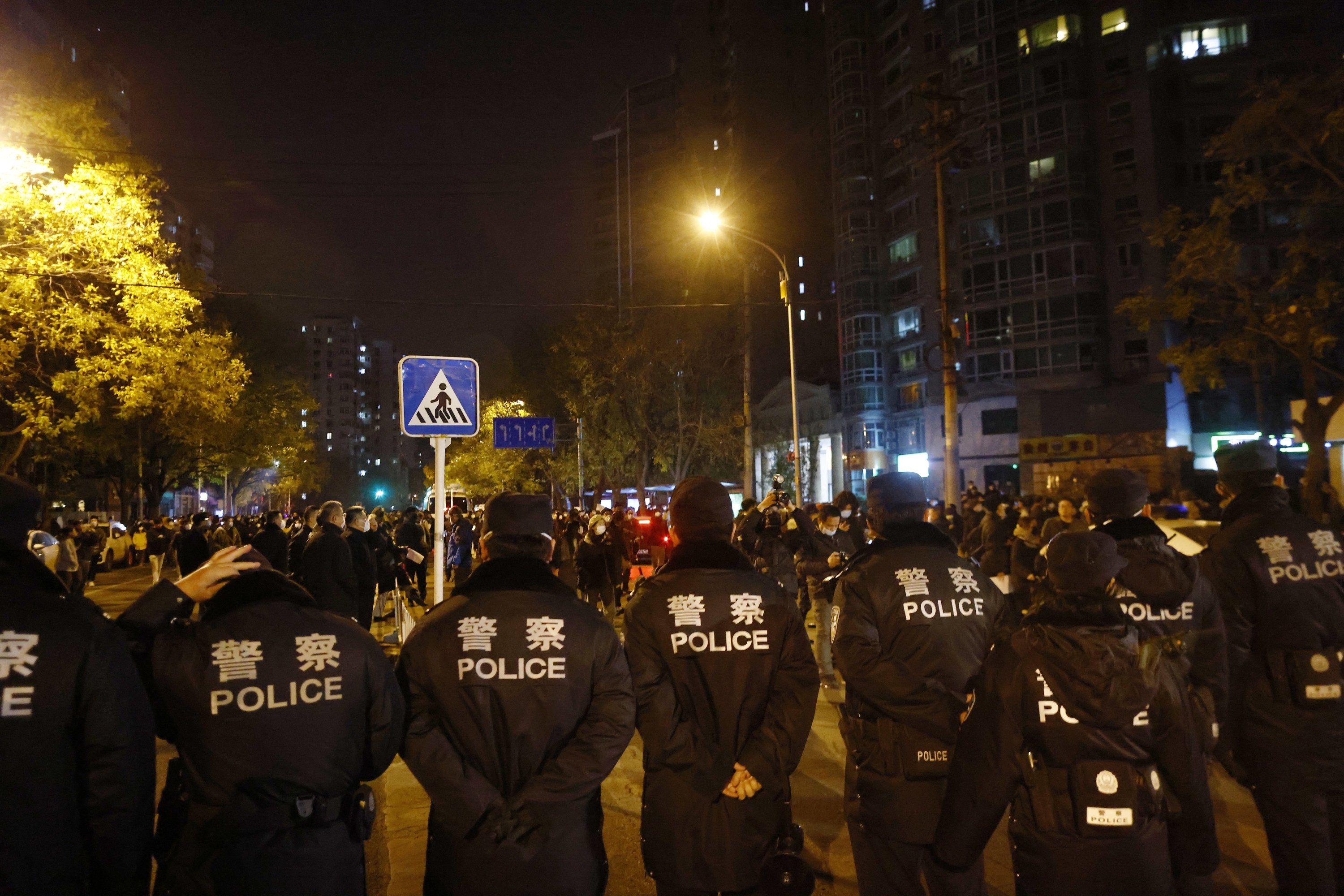 policía cuento protestas xines covid cero