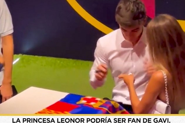 Gavi i una fan li dona el número de telèfon Telecinco Gavi i una fan li dona el número de telèfon Telecinco