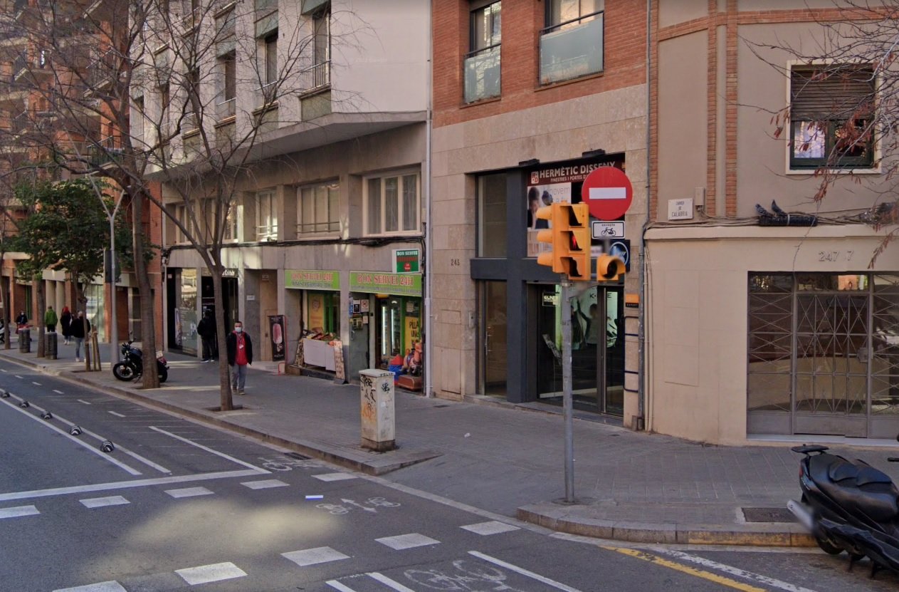 Barcelona lava la cara a las señales de tráfico en mal estado