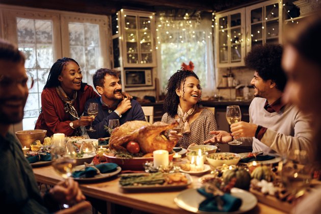 Familia celebrando el Thanksgiving / Foto: Adobe Stock