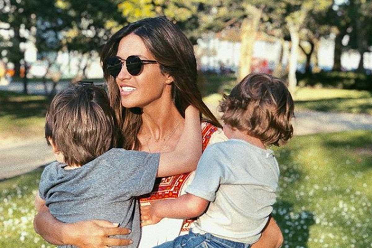 Sara Carbonero abraza a sus hijos Sara Carbonero abraza a sus hijos