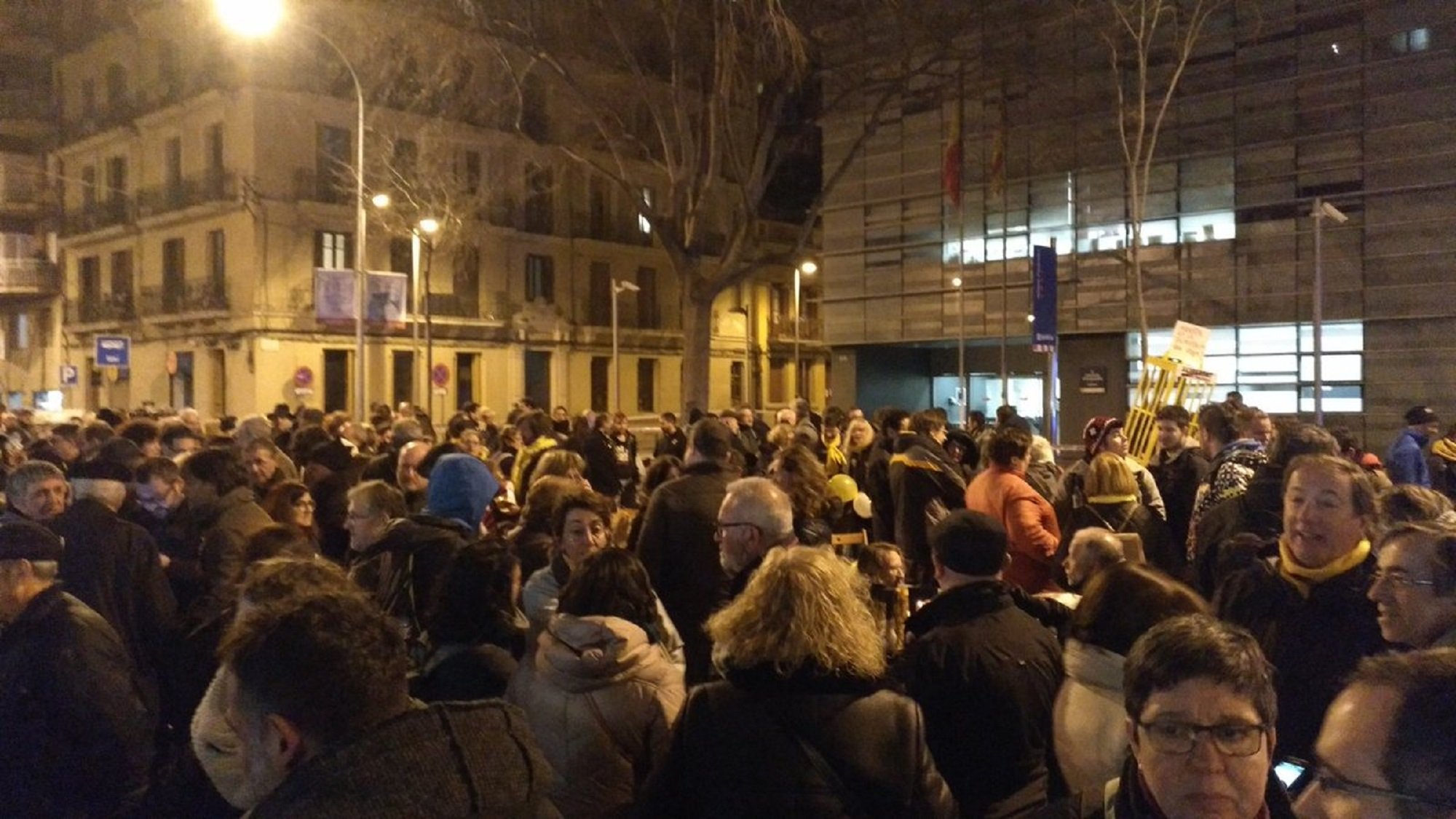 Los CDR deciden acampar delante de la comisaría de Les Corts