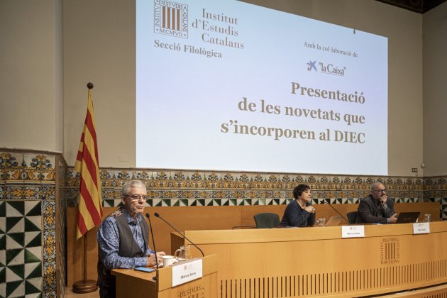 NOVETATS DIEC 2022 Marius Serra Merce Lorente Magi Camps diapositiva / Foto: Montse Giralt NOVETATS DIEC 2022 Marius Serra Merce Lorente Magi Camps diapositiva / Foto: Montse Giralt