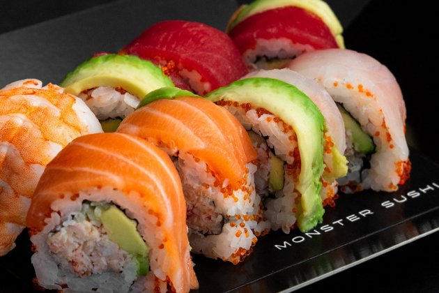 Sushi de cangrejo, pepino y queso con sashimi y aguacate / Foto: Instagram