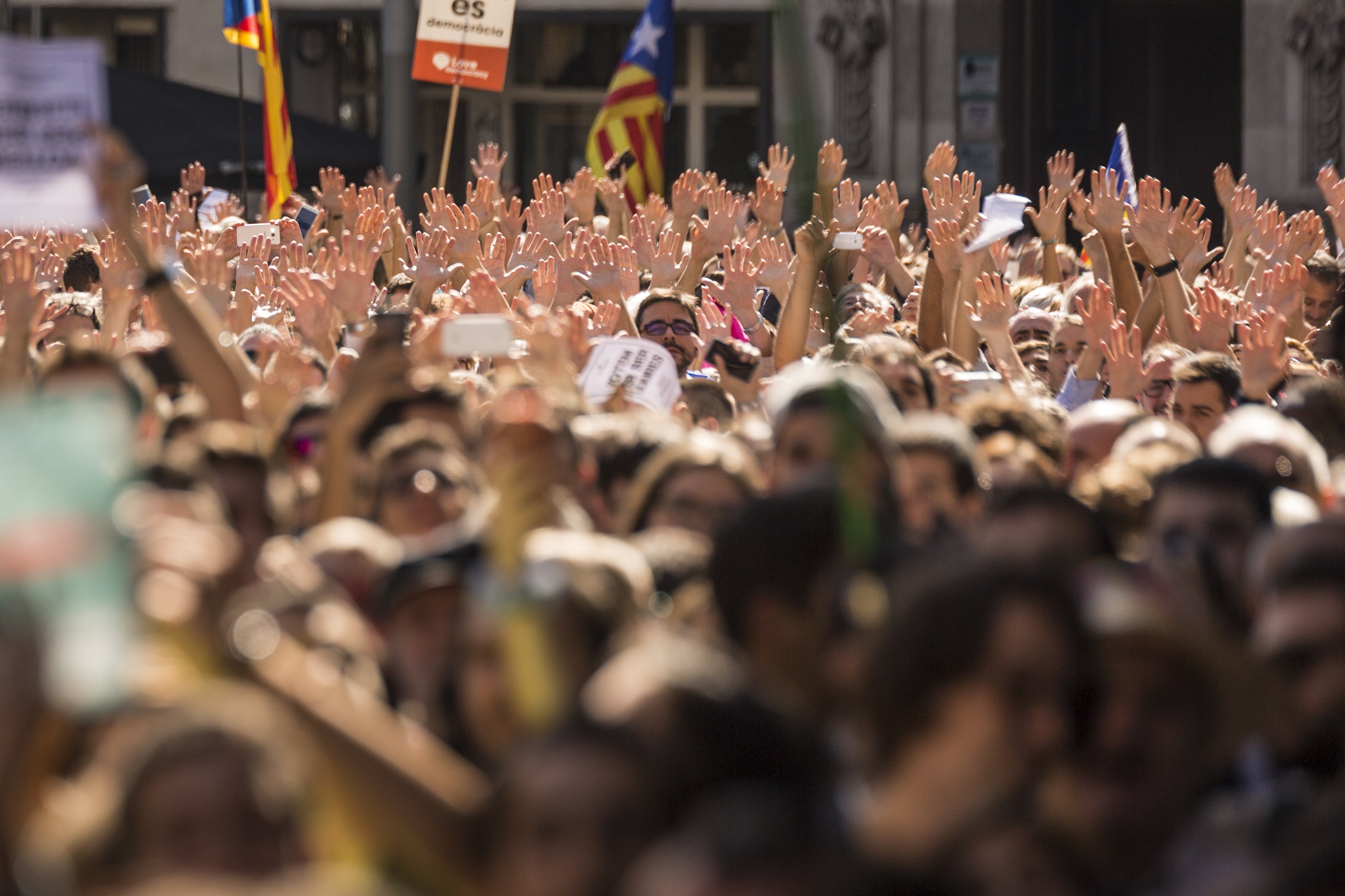 Sumario 1-O: Gritos, pegatinas y resistencia pacífica. La "violencia", según la Guardia Civil