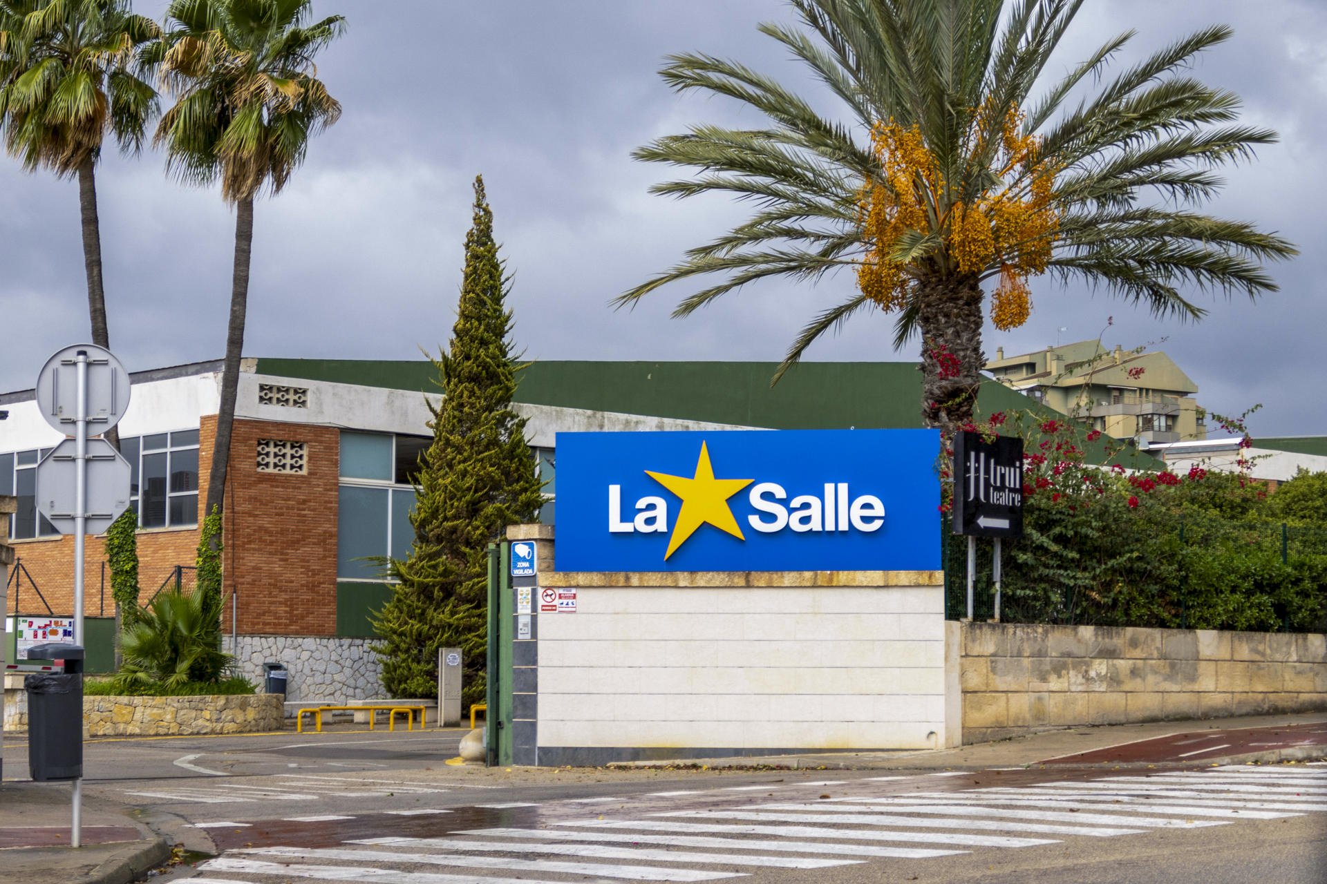 La bandera d'Espanya torna a penjar a La Salle de Palma, tot i la polèmica amb la professora de català