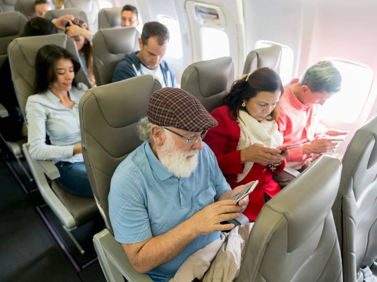 Si tu compañía te lo permite, podrás usar el móvil durante todo tu vuelo