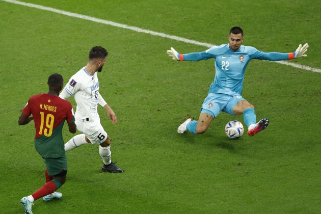 Diogo Costa parada|pasmada Rodrigo Bentancur Portugal Uruguay / Foto: EFE