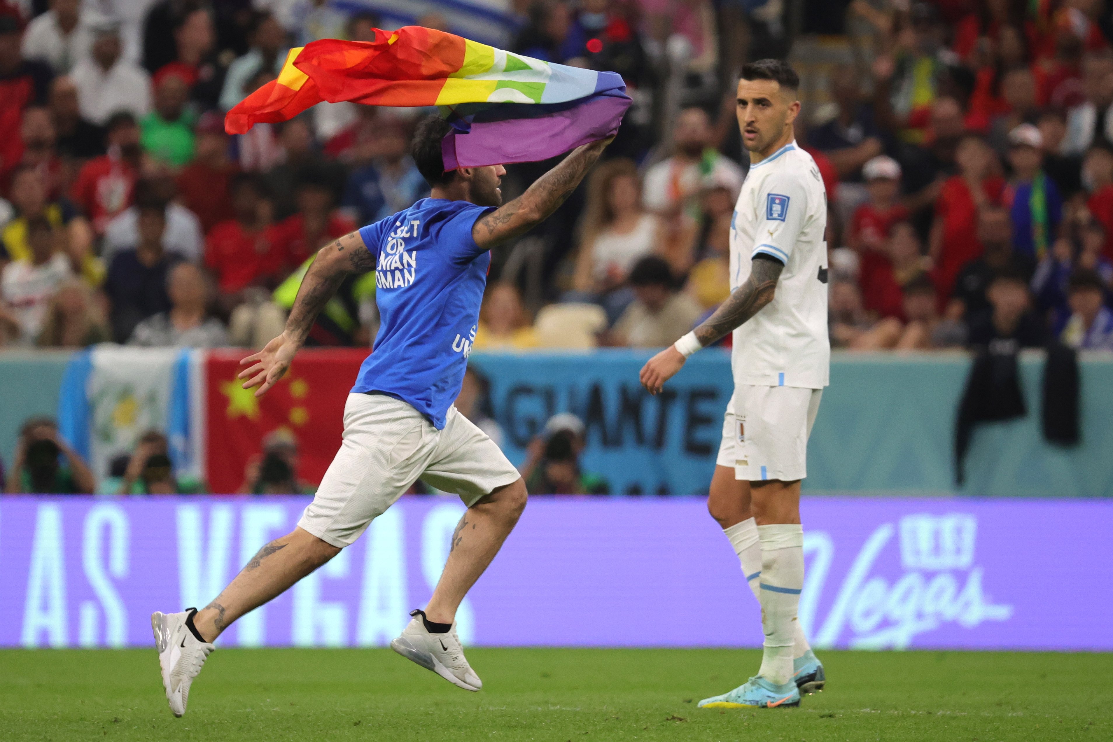 Un espontáneo irrumpe con una bandera por la paz durante el Portugal-Uruguay