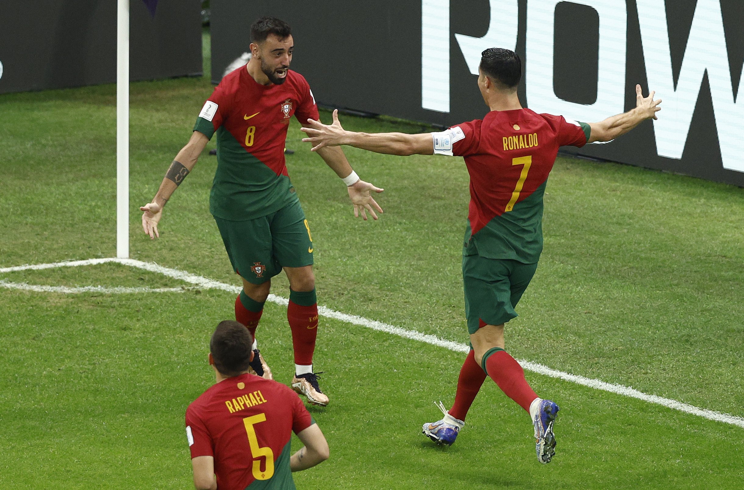 Un doblet de Bruno Fernandes imposa Portugal sobre l'Uruguai per segellar els vuitens (2-0)