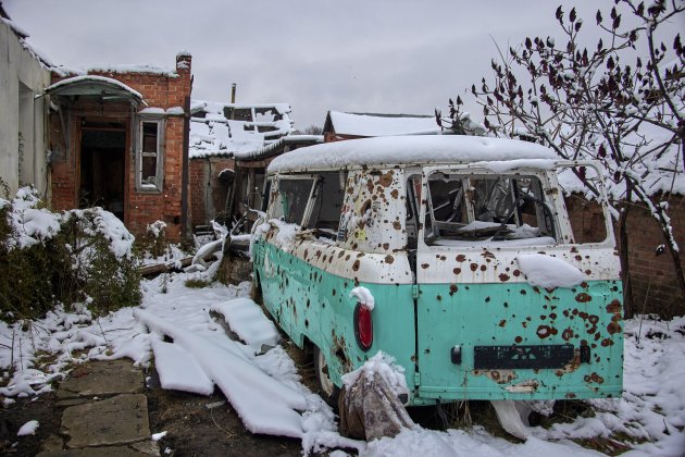 coche estropeado casa desrtossada kharkiv efe