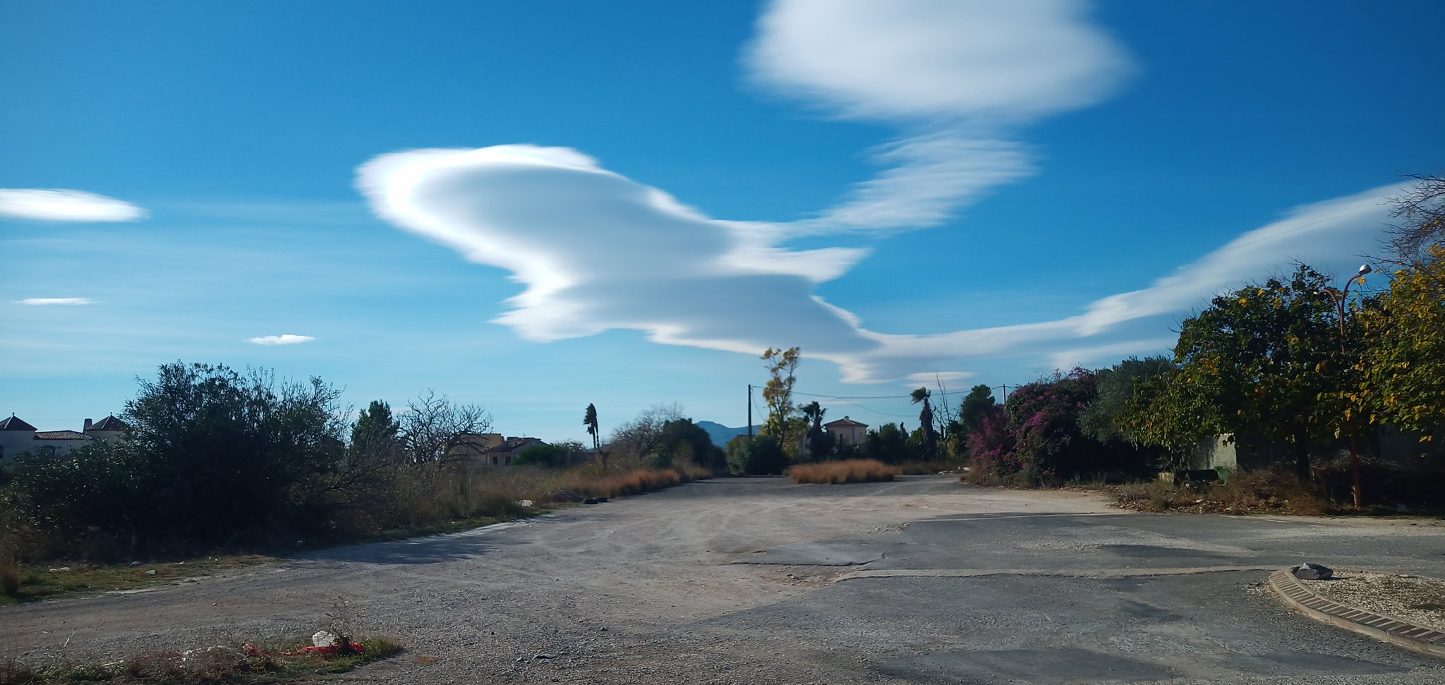 Altocumulus lenticularis format pel vent a les Terres de l'Ebre Foto @joelduraports