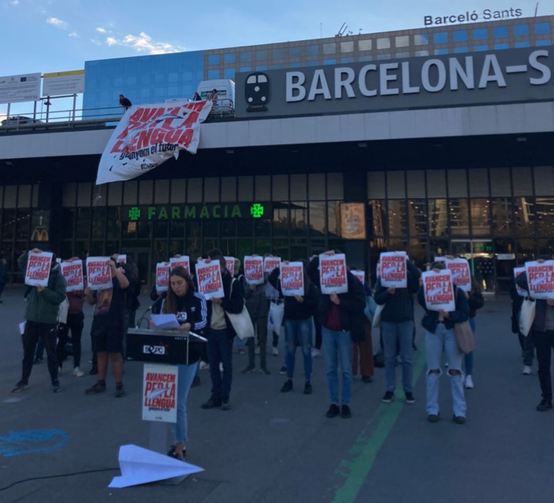 El SEPC omple l’estació de Sants de Barcelona amb avions de paper per defensar el català | VÍDEO