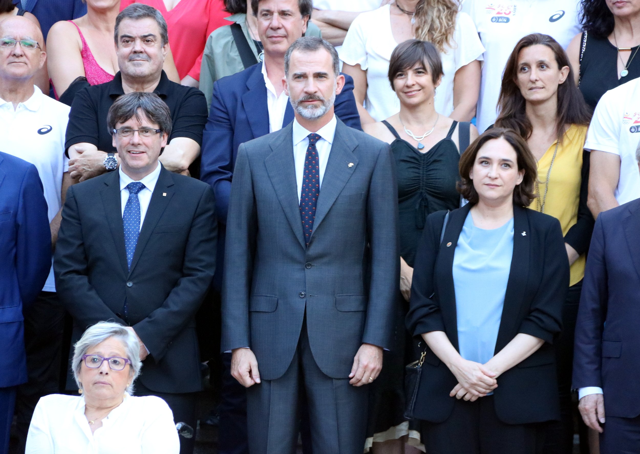 Colau afirma que el "besamans" és "impropi d'una democràcia del segle XXI"