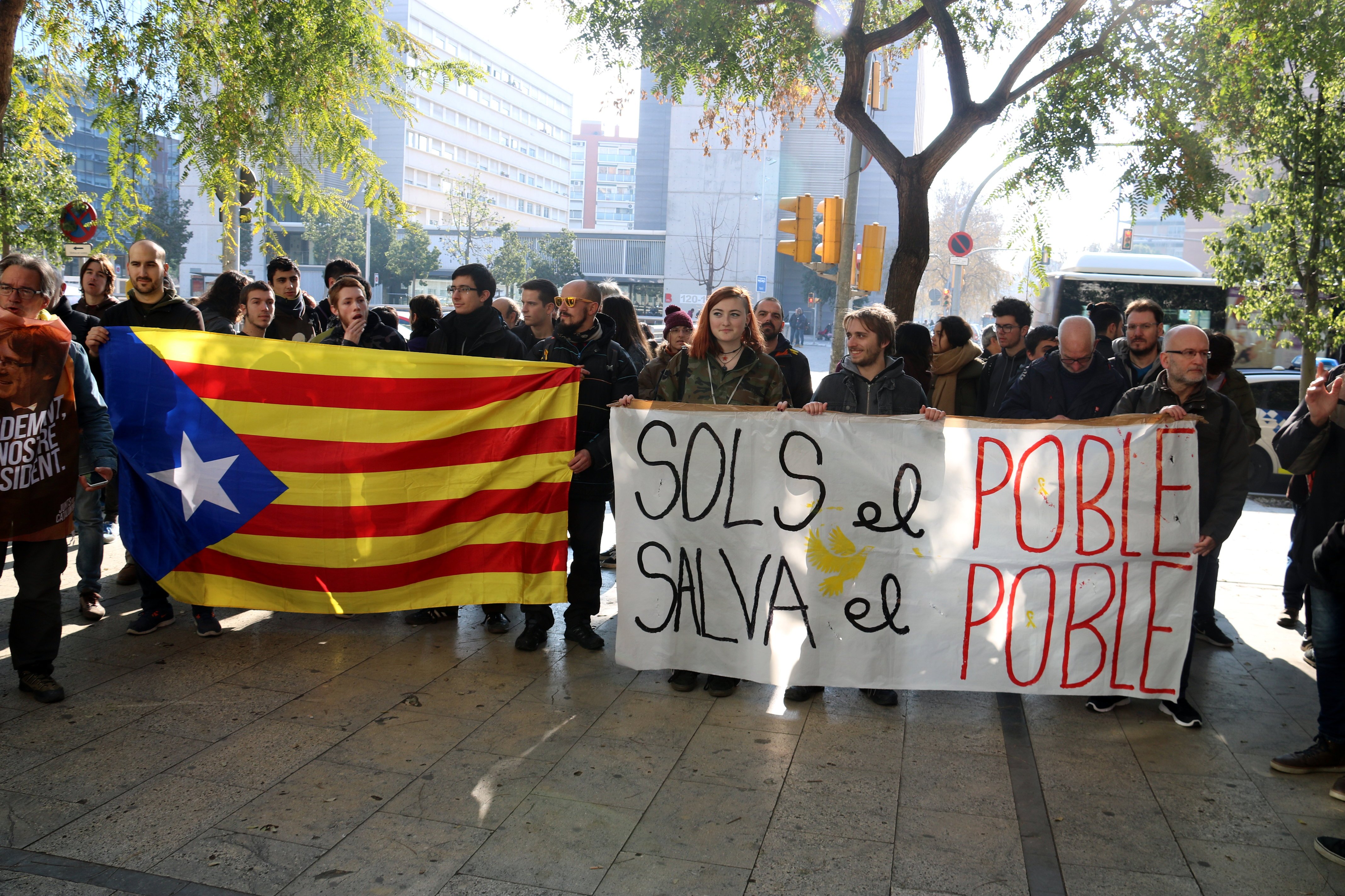 Els CDR es manifesten a la Ciutat de la Justícia per les detencions davant del TSJC