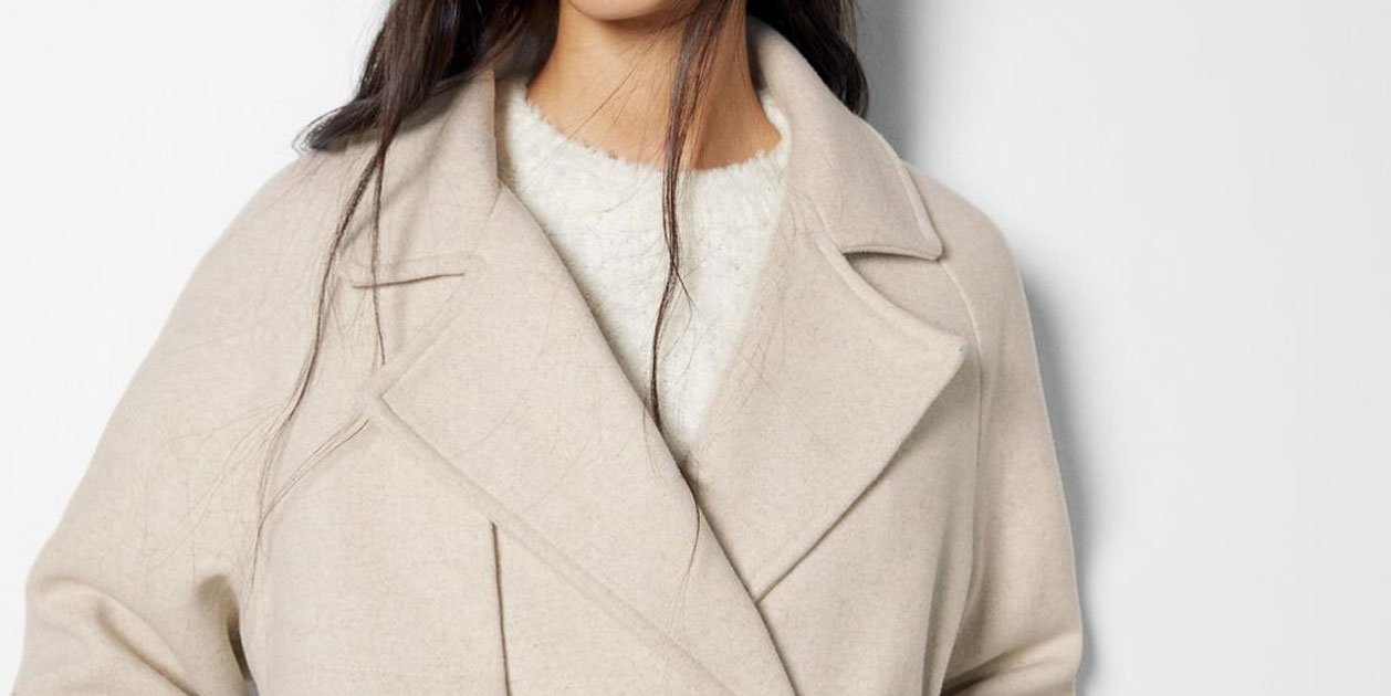 Bershka desafia a les marques de luxe amb un abric trench de llana per a totes les butxaques