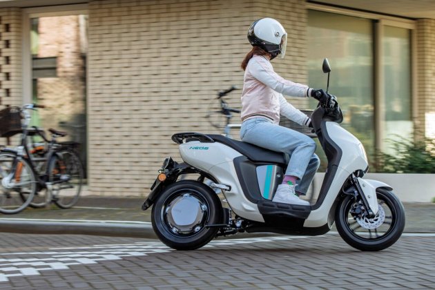 2022 YAM NEOS PRESS EU WM6 ACT 021 03 preview