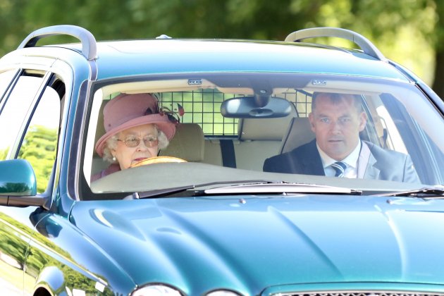Isabel II conduciendo un Jaguar GTRES