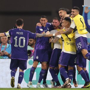 Argentina supera a una conservadora Polonia (0-2) y se clasifica como primera para los octavos del Mundial