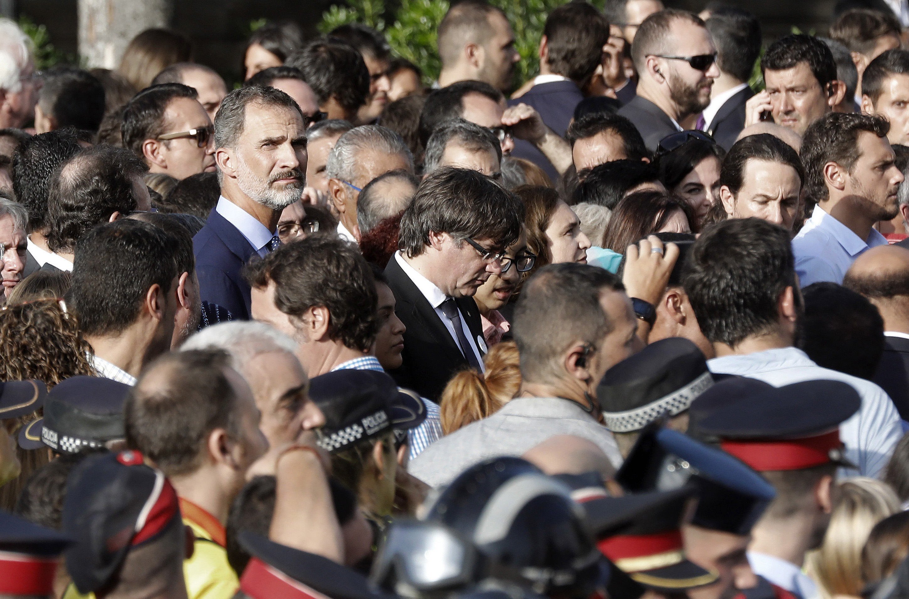 La presencia de Felipe VI en los actos del 17-A indigna el independentismo y amplia la ruptura