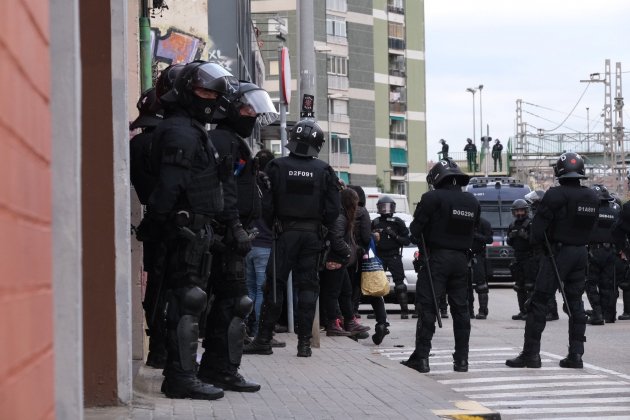 mossos desnonament nau okup l'Astilla Hospitalet de Llobregat foto Carlos Baglietto