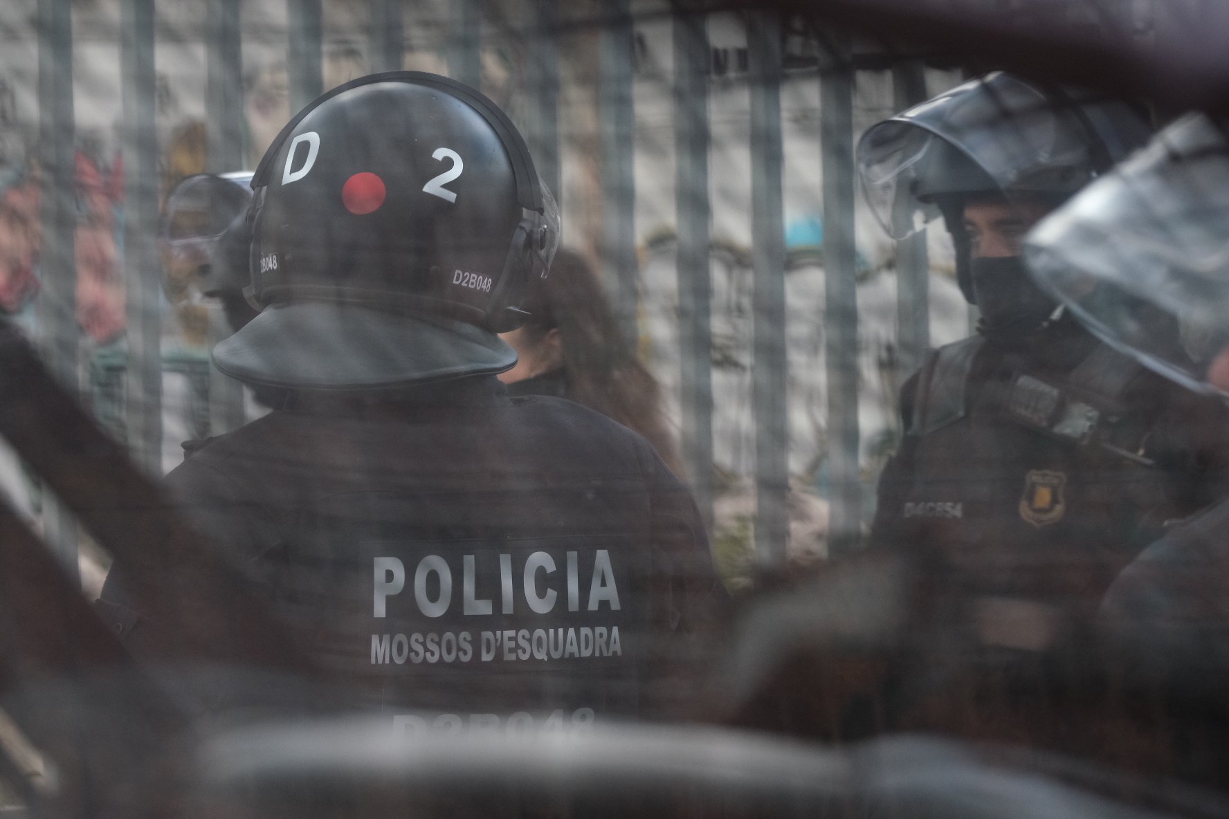 Imágenes del desalojo del CSO L'Astilla, de l'Hospitalet de Llobregat